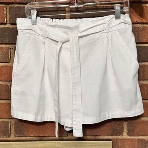 Simply blessed 2” shorts with ties belt Size M
Excellent condition